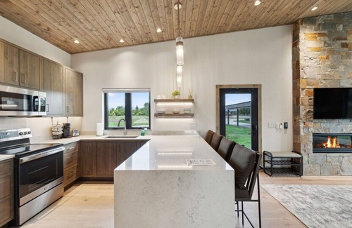 Hamilton Cabin | Walking Distance to the River: Luxury Cabin Minutes to Downtown