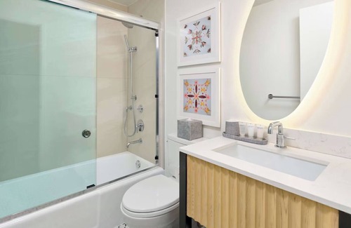 Waikiki Hotel | Walking Distance To The Beach! Waikiki View, Pets Allowed!