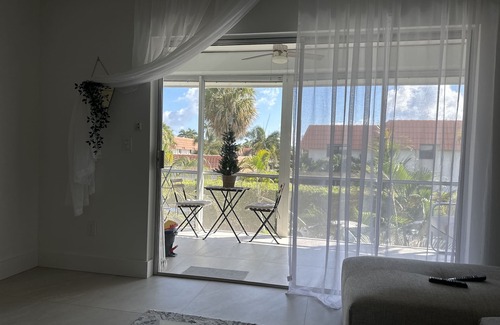 Boca Raton Condo | Walking distance to the ocean