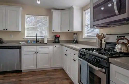 Paso Robles House | Walking distance to Downtown! Wine Country 2bd 2ba house in Paso Robles!