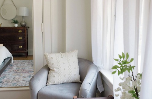 York Apartment | Walking distance to Wellspan York Hospital, York College. Comfortably sleeps 8.