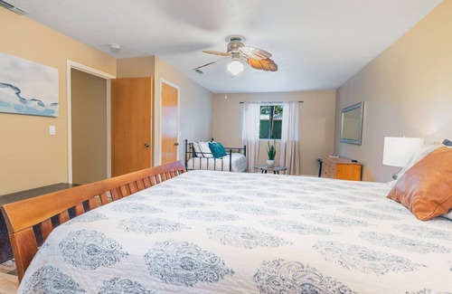 Cascadel Woods House | Walking distance to Whiskey Falls, whole house generator, fire pit, BBQ