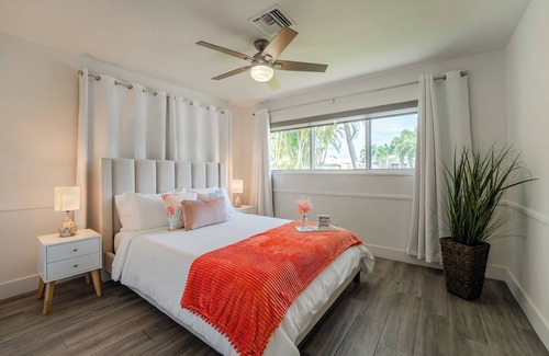 Bel Air House | Walking Distance to Beachy Paradise l Pool