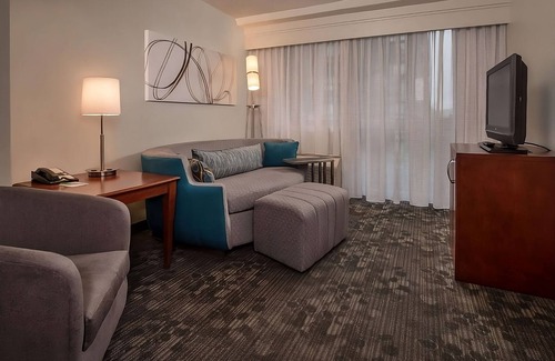 Rosslyn Apartment | Walking Tour of Lincoln Memorial! Pet-friendly Property with Self Parking!