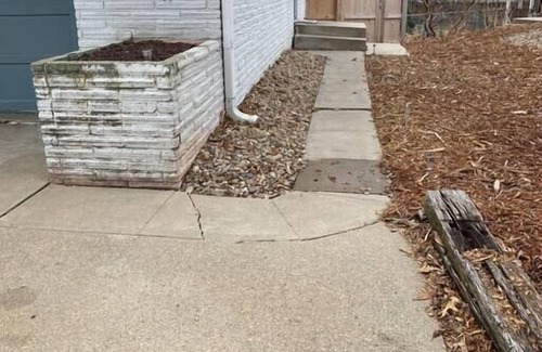 Lincoln Apartment | Walkout Basement Near Country Club!