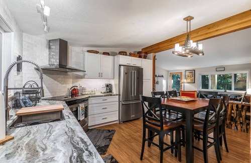 Gold Bar House | Wallace River Retreat: Magical wooded acreage