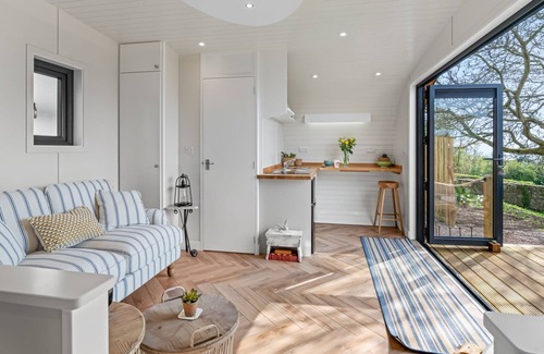 Tidenham Cottage | Wallhope Escape - sleeps 6 guests in 3 bedrooms