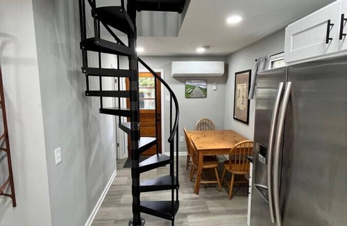 White Mills Apartment | Wally’s Cottage |Hot Tub|Kayaks|Firepit|Central