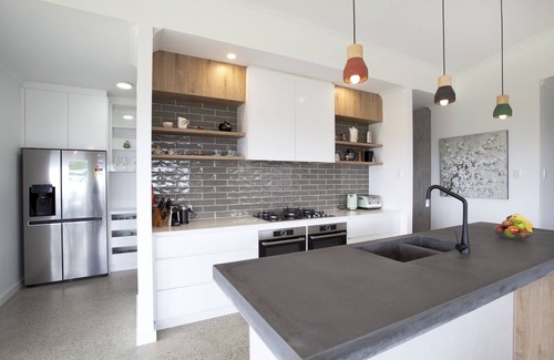 Shadforth House | Walnut Grove: Modern comfort with expansive views