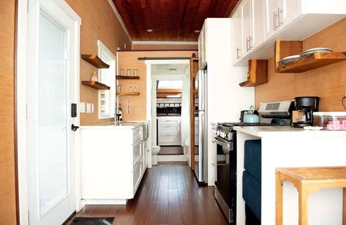 Fredericksburg House | Walnut Horizon Tiny Home With Private Hot Tub!