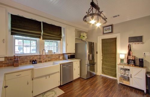 Texarkana House | Walnut Manor - Be Our Guest – Ideal for Business Professionals and Families.