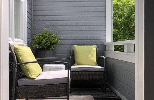 Whittier House | Walnut Mews - Quiet Creekside townhome next to Pearl Street