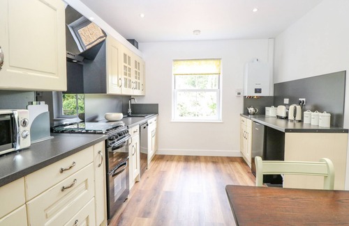 Attleborough Cottage | WALNUT SHADE, with a garden in Old Buckenham