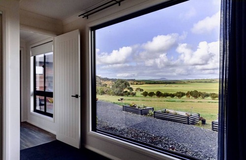 Yanakie House | Wamoon Retreat - The Apartment ~ Luxury Gateway to Wilsons Prom