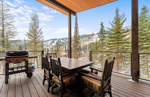 Whitefish House | Wander Whitefish Mountain sleeps 12, w/Hot tub & gym, 5 Bedrooms