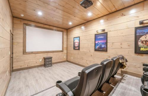 Sevierville House | Wanderer by AvantStay Sleeps 34 A Custom Smokies Cabin