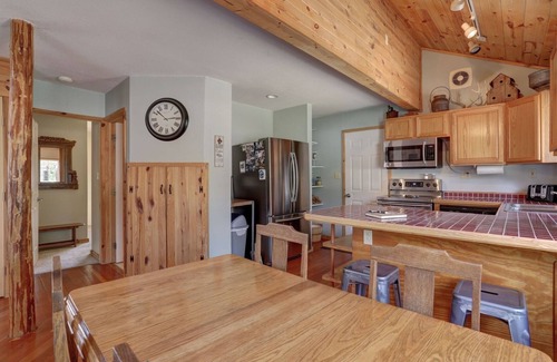 Lead Cabin | Wanderlust Cabin - With private hot tub!