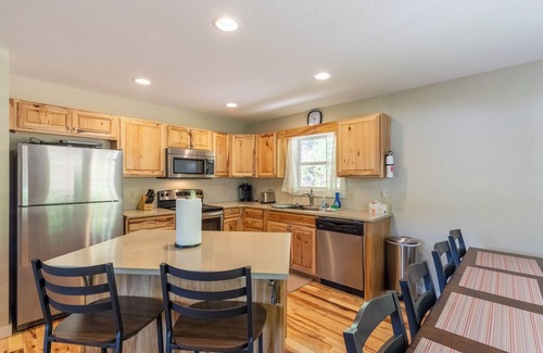 Whittier House | Wanderlust Ridge - Incredible Views and a Hot Tub!