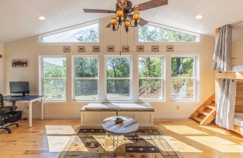Whittier House | Wanderlust Ridge - Incredible Views and a Hot Tub!