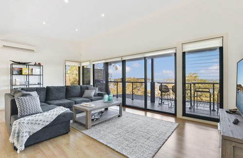 Wangi Wangi House | Wangi Beach Rd with views
