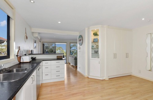 Wangi Wangi House | Wangi Beach Rd with views