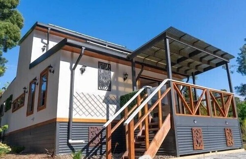 East Warburton House | Warburton 4 bedroom house near all of Warburton attractions, right on the yarra