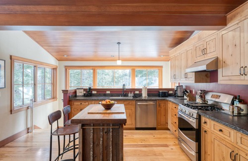 Sunnyside House | Ward Creek by AvantStay | Sunnyside - Walk to Lake