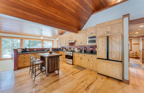 Sunnyside House | Ward Creek by AvantStay | Sunnyside - Walk to Lake