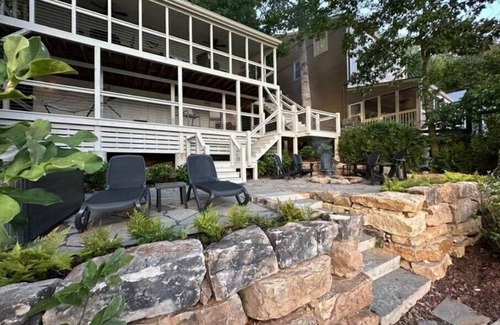 Waleska House | Warluskee Luxury Lakefront Cottage w/Hot Tubnn