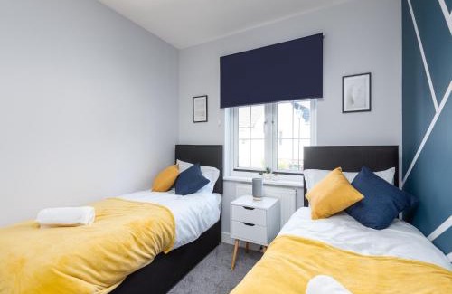Ashford House | Warm 3 Bed House For 5- City Central - Free Parking
