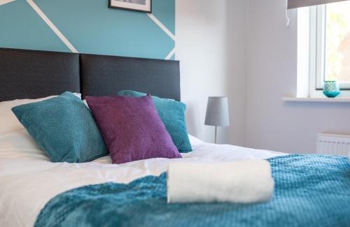 Ashford House | Warm 3 Bed House For 5- City Central - Free Parking