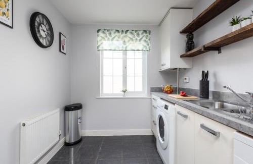 Ashford House | Warm 3 Bed House For 5- City Central - Free Parking