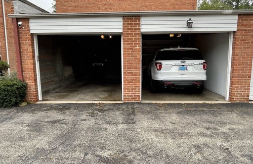 Winnetka House | Warm and Cheerful 3 Bedroom Winnetka Townhouse