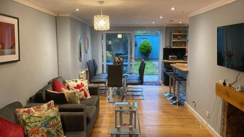 Cambridge House | Warm and Homely 4 Bed house w big Garden & Parking