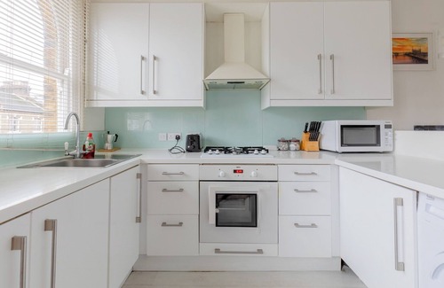 Munster Apartment | Warm and Inviting 2BD Flat, Fulham