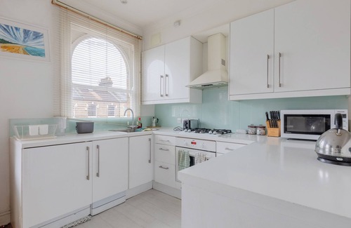 Munster Apartment | Warm and Inviting 2BD Flat, Fulham
