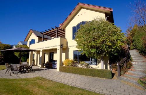 Wanaka Apartment | Warm and spacious 2 bedroom, downstairs apartment