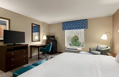 East Point House | Warm & Bright King Room! Best Place to Relax!