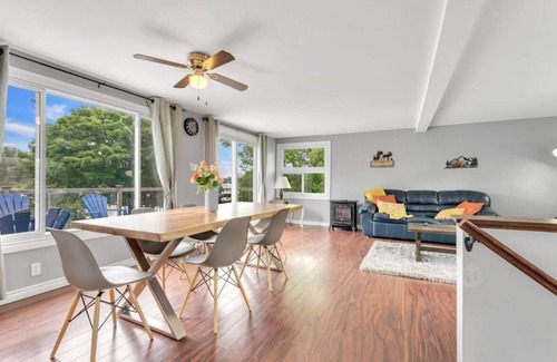 Kawartha Lakes House | Warm Casa by the Bay✦Sunroom✦Balcony✦BBQ & Grill!