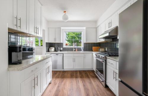 Dunbar House | Warm & Comfortable 5B2B Family Home Vancouver West