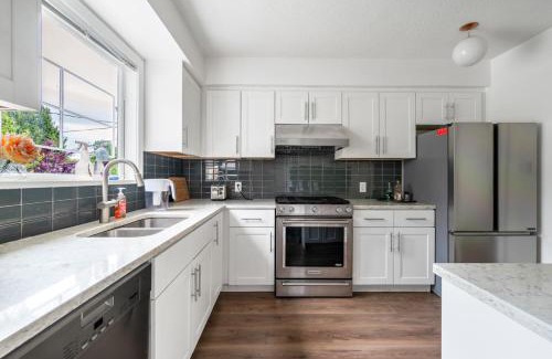 Dunbar House | Warm & Comfortable 5B2B Family Home Vancouver West