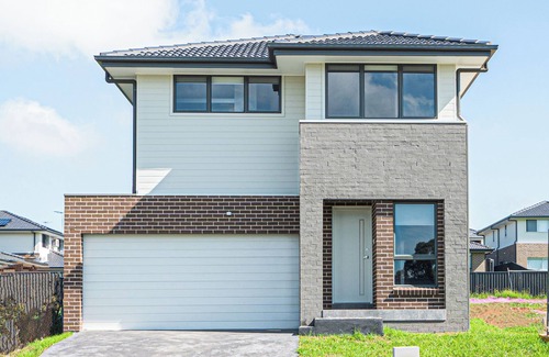Leppington House | Warm &Cozy 5Br house near train station