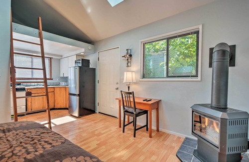 Siskiyou-Hargadine Historic District Cottage | Warm & Inviting Ashland Cottage < Half-Mile to SOU