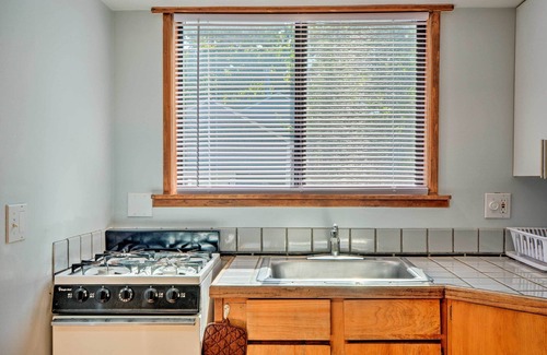 Siskiyou-Hargadine Historic District Cottage | Warm & Inviting Ashland Cottage < Half-Mile to SOU