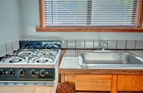 Siskiyou-Hargadine Historic District Cottage | Warm & Inviting Ashland Cottage < Half-Mile to SOU
