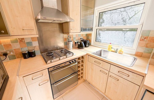 Hoxton House | Warm Little Venice 4-bedroom House - free Parking