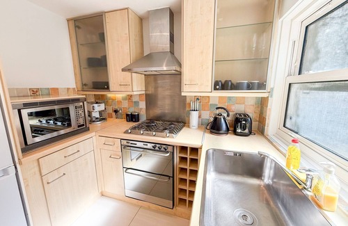 Hoxton House | Warm Little Venice 4-bedroom House - free Parking