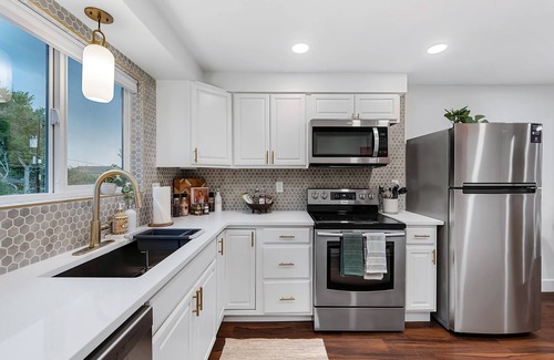 Regis Apartment | Warm Mid-Mod Denver Apt w/King Bed & Luxe Bedding and Private Office