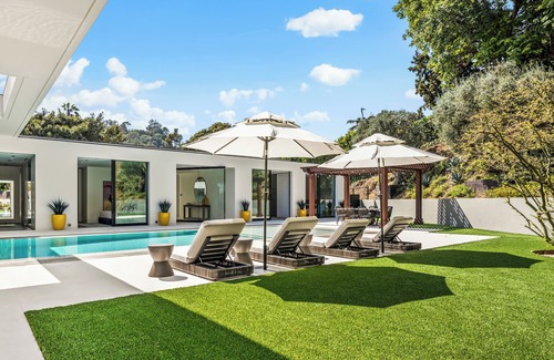 Trousdale Estates Villa | Warm Modern Masterpiece prime Trousdale Estates with beautiful city views.
