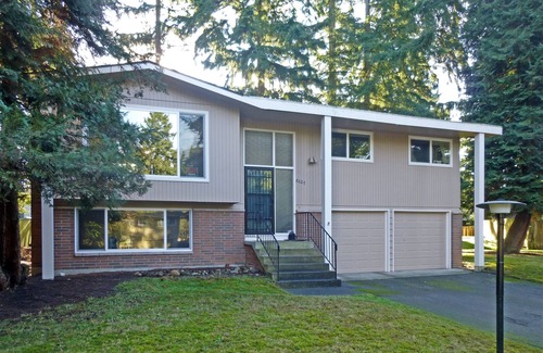 Inglewood-Finn Hill House | Warm welcome Kirkland/Finn Hill